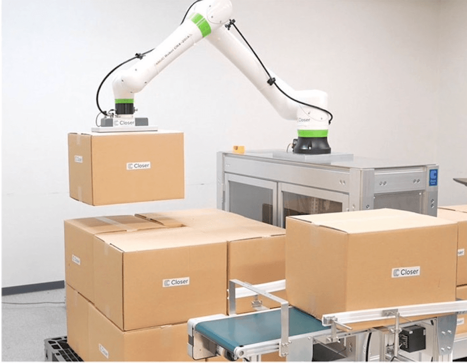 段ボールの積み上げ作業をパレタイジングロボットで自動化! <br>食品工場の生産ラインの規模に合わせた最適なロボットの選定ポイント